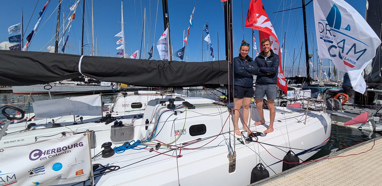 SY Gaia mit Lina und Sverre an Deck im Hafen